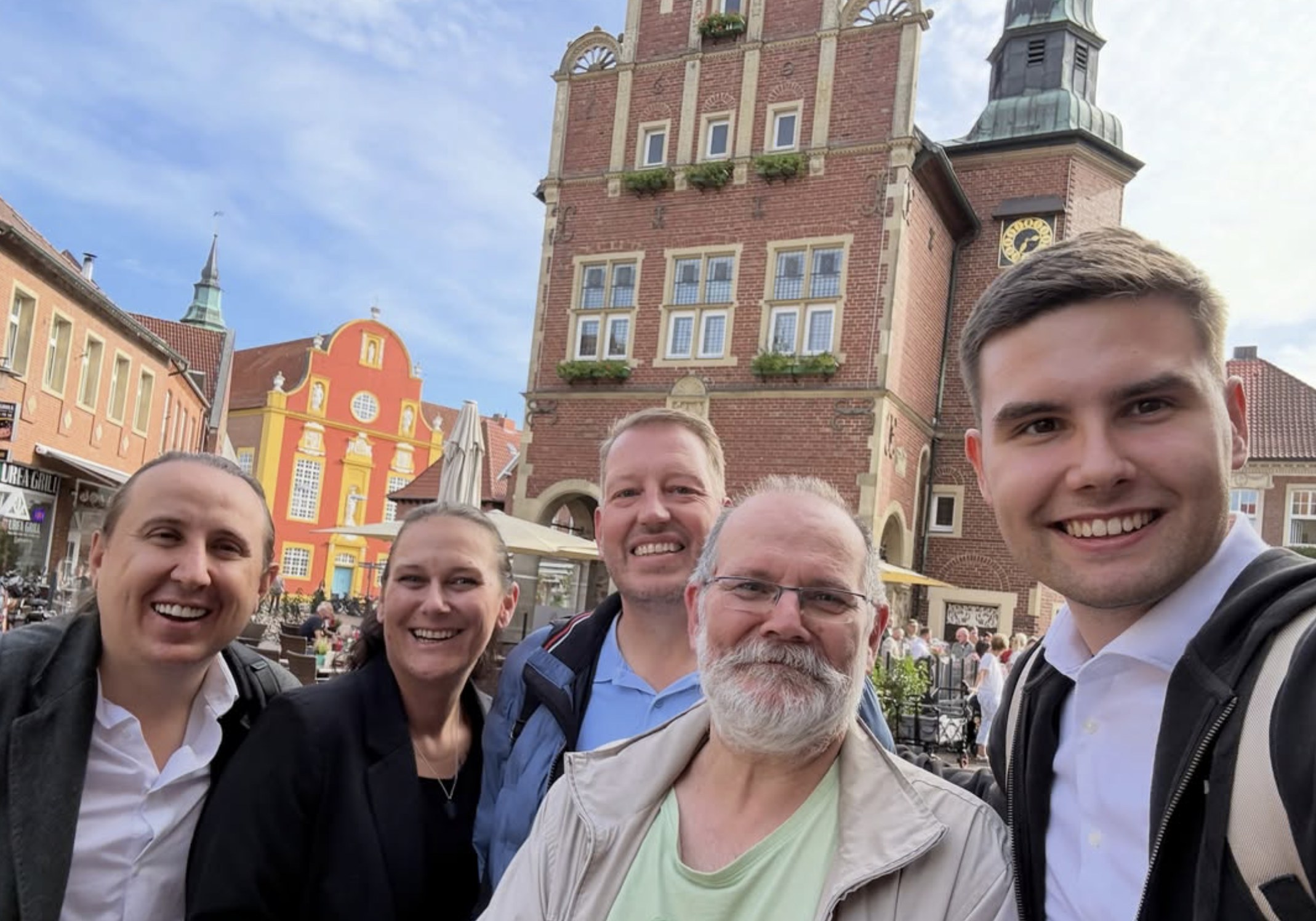 Mitglieder der AfD-Fraktion im Stadtrat Meppen vor dem historischen Rathaus am Meppener Markt.